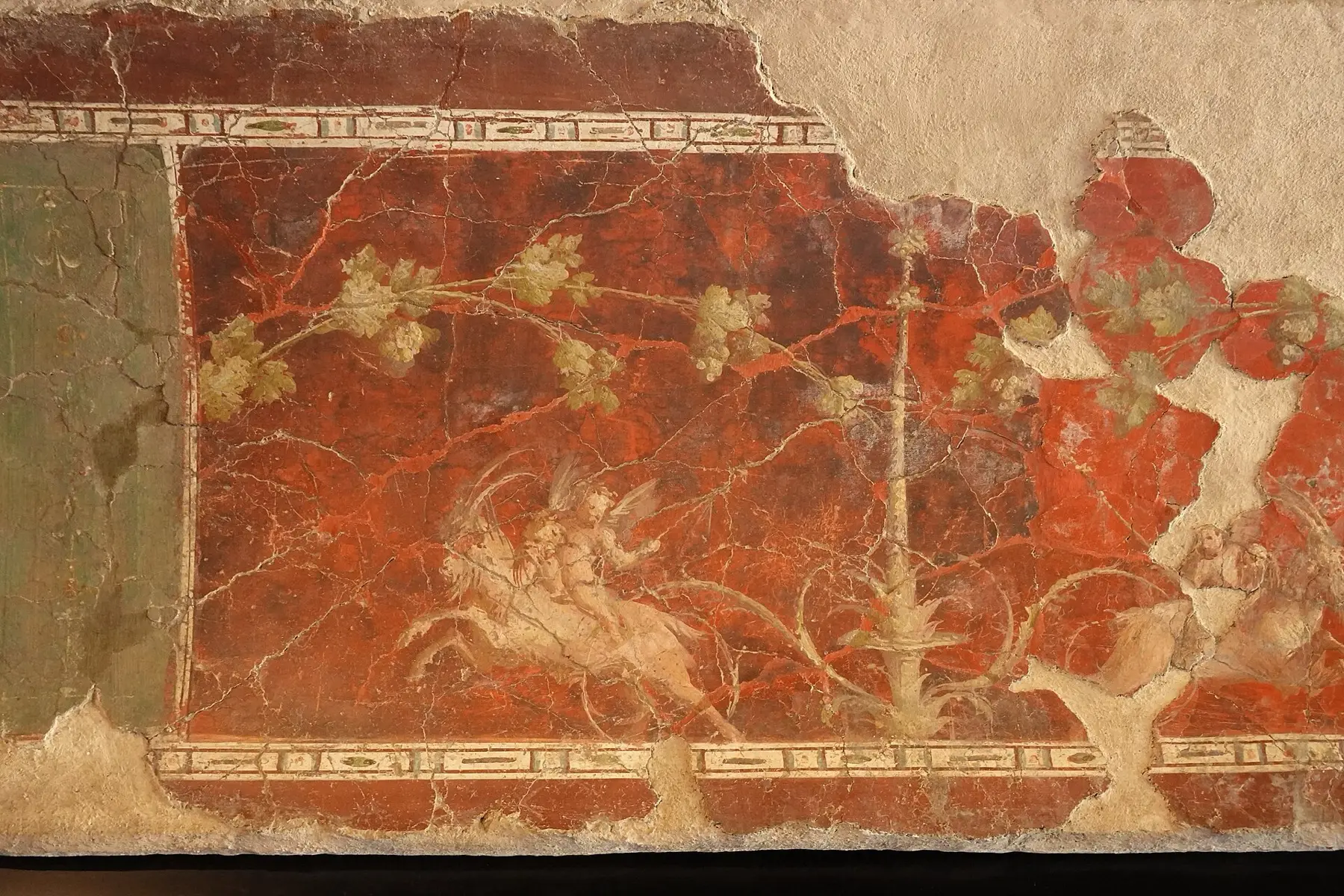 Brudstykker af fresker udstillet i termernes gallerier