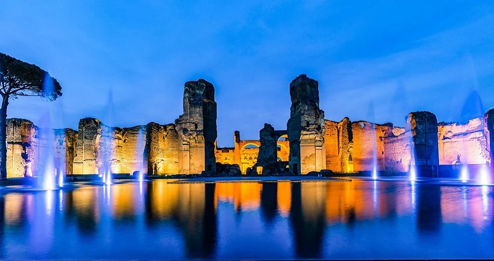 Terme di Caracalla illuminate di notte durante uno spettacolo di luci